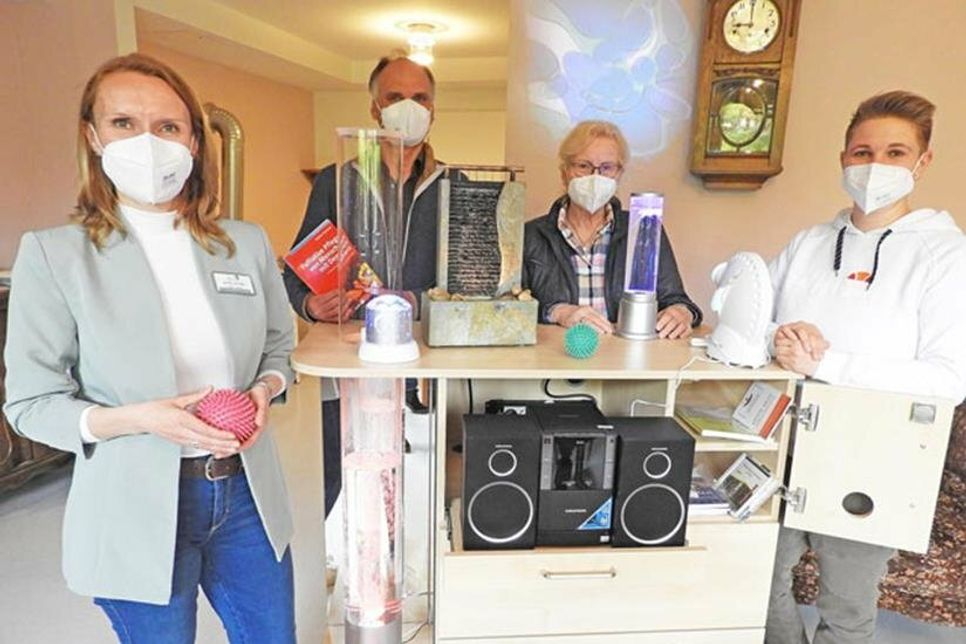 Einrichtungsleiterin Jennifer Niemietz und Pflegedienstleiterin Alina Korthals freuen sich über den Sinneswagen, den Holger Stenkamp und Renate Busch von der Plöner Hospizinitiative übergaben.