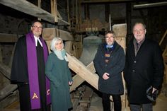 Pastor Matthias Hieber, Anne Przibilka und Michael Meininghaus vom Förderverein sowie Propst Peter Barz (v. lks.) im Glockenturm. (Foto: KKOH/Heinen)
