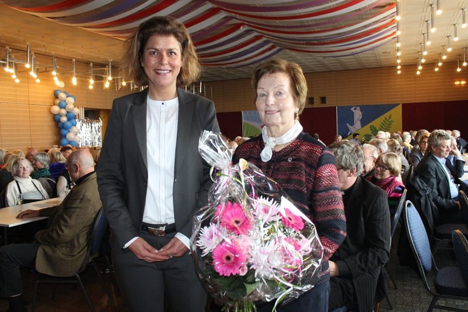 Im Dezember erhielt Hedda Wehrmann aus Kellenhusen (re.) die Ehrennadel des Landes Schleswig-Holstein. Sie ist Vorsitzende des Oldenburger Vereins für Seniorenbetreuung, leitet seit 2003 eine Gymnastikgruppe, gestaltet Ausflüge sowie gesellige Veranstaltungen für ältere Menschen. Außerdem bietet sie kunsthistorische Vorträge und Führungen an. Darüber hinaus war sie Gymnastikgruppenleiterin im SC Kellenhusen.