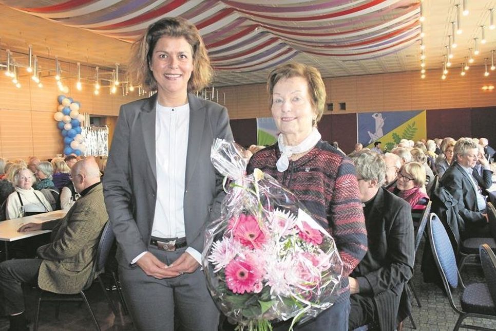 Im Dezember erhielt Hedda Wehrmann aus Kellenhusen (re.) die Ehrennadel des Landes Schleswig-Holstein. Sie ist Vorsitzende des Oldenburger Vereins für Seniorenbetreuung, leitet seit 2003 eine Gymnastikgruppe, gestaltet Ausflüge sowie gesellige Veranstaltungen für ältere Menschen. Außerdem bietet sie kunsthistorische Vorträge und Führungen an. Darüber hinaus war sie Gymnastikgruppenleiterin im SC Kellenhusen.