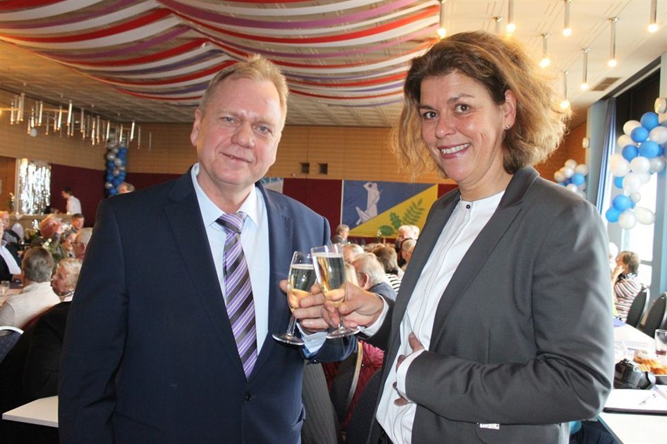 Stießen gemeinsam auf 2019 an: Bürgermeisterin Nicole Kohlert und Tourismusleiter Thorsten Brandt.