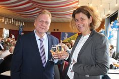 Stießen gemeinsam auf 2019 an: Bürgermeisterin Nicole Kohlert und Tourismusleiter Thorsten Brandt.