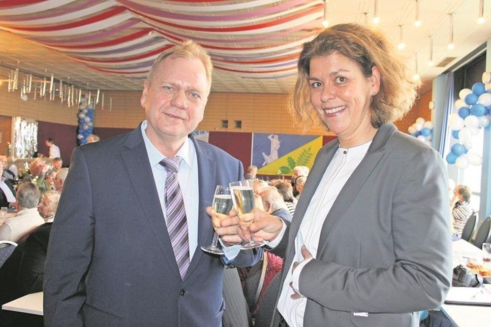 Stießen gemeinsam auf 2019 an: Bürgermeisterin Nicole Kohlert und Tourismusleiter Thorsten Brandt.