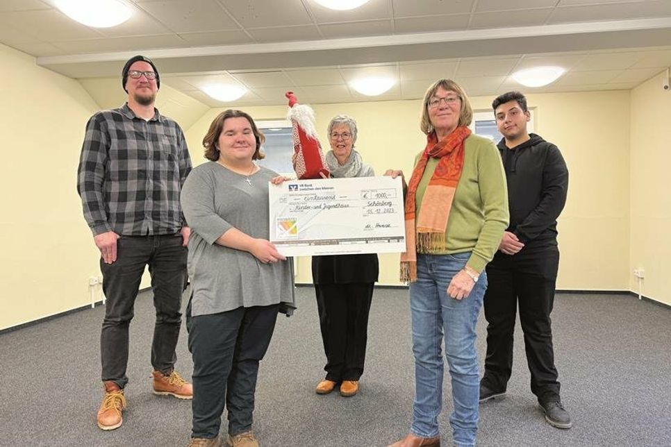 Matthias Sieck, Leiter des Jugendhauses, Lea Hildebrandt vom Beirat, Fjola Jonsdottir und Marlen Haase vom Kulturverein Probstei, FSJ-ler Nemer Abdulrahim (v.li.)