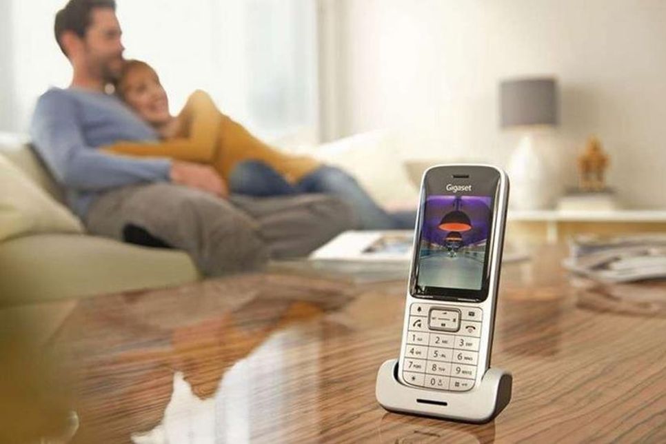 DECT-Mobilteile lassen sich mit jeder DECT-Basisstation oder direkt mit kompatiblen Routern verbinden. Foto: djd/Gigaset.