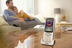 DECT-Mobilteile lassen sich mit jeder DECT-Basisstation oder direkt mit kompatiblen Routern verbinden. Foto: djd/Gigaset.