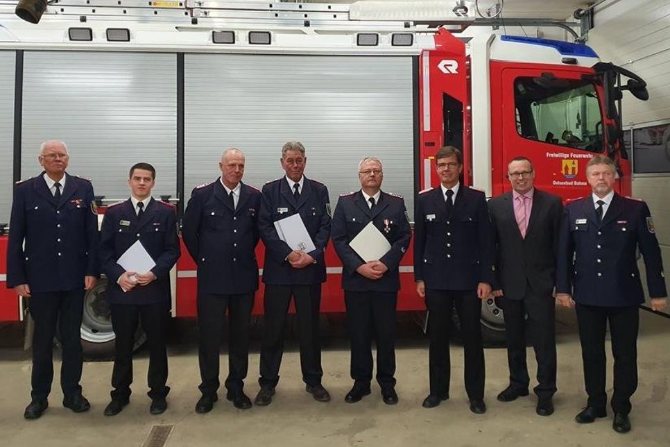 Geehrte und beförderte Kameraden der Freiwilligen Feuerwehr Dahme. Zu den Gratulanten zählte auch Bürgermeister Harald Behrens (2. v. re.).