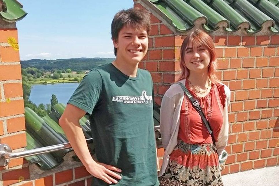 Spontanbesuch in Eutin: Jason Meschke und Taylor Markoulatos auf dem Wasserturm.