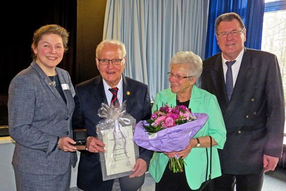 Er war als Gründungsmitglied dabei, als sich 1949 der DLRG-Ortsverband Malente formierte, er stand lange in der ersten Reihe und bis heute ist er mit Rat und Tat für seinen Verein da: Für sein ehrenamtliches Engagement wurde Norbert Kügler auf dem Neujahrsempfang der Gemeinde Malente mit dem Bürgerpreis ausgezeichnet. Bürgermeisterin Tanja Rönck und Laudator Bürgervorsteher Rainer Geerdts gratulierten dem Geehrten, der seiner Frau Helga dankte.