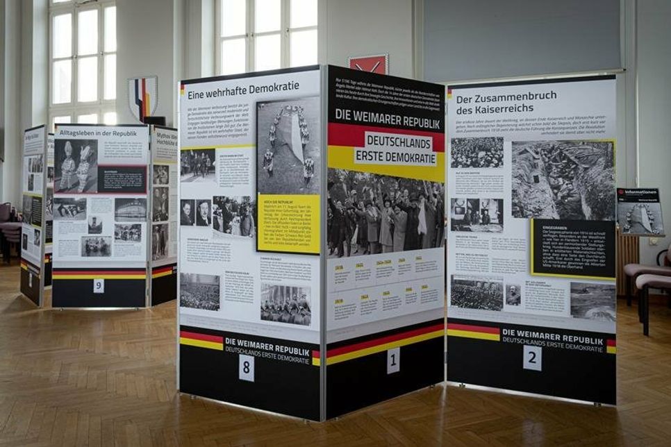Die Wanderausstellung besteht aus 16 Tafeln sowie einer Multimediastation. Für einen  Ausstellungsbesuch sollten 45 Minuten eingeplant werden.