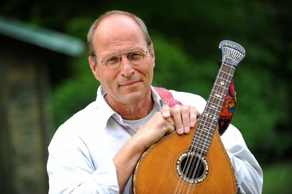 Jochen Wiegandt ist mit seinem Programm „Hool dien Muul un sing mit!“ zu Gast in Neustadt. (Foto Bertold Fabricius)