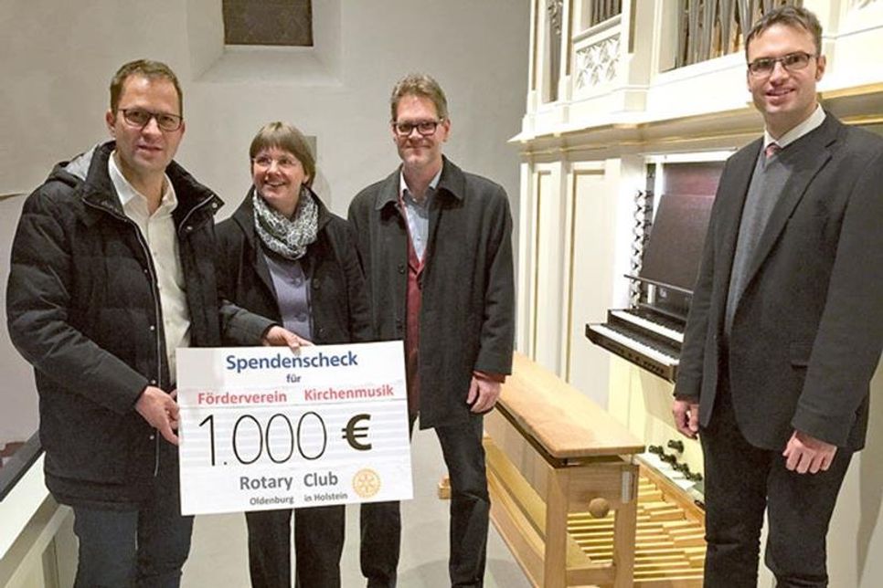 Auf der Empore der St. Johanniskirche vor der neuen Eule-Orgel: (v. l.): Rotary-Präsident David Depenau überreicht den Spendenscheck zur Förderung der Kirchenmusik an Kirsten Hettenhausen und Stephan Löblein und bedankt sich bei Matthias Voget für die Orgelvorführung und das Konzert.