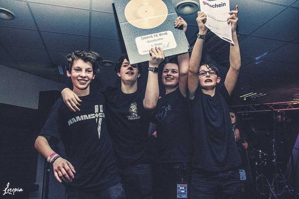 Die jungen Bandmitglieder von „Broken Eardrum“ freuen sich über den ersten Platz beim diesjährigen „Bandbattle“ der „School of Rock“.