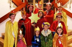 Die Sternsinger bringen den Segen in die Haushalte und sammeln Spenden für Kinder in Not.