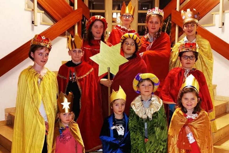 Die Sternsinger bringen den Segen in die Haushalte und sammeln Spenden für Kinder in Not.