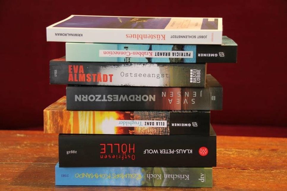 Wer Krimis und die Ostsee liebt, wird beim 1. Ostsee-Krimifestival voll auf seine Kosten kommen. Krimigrößen wie Ella Danz, Klaus-Peter Wolf oder Eva Almstädt, aber auch Newcomer wie Svea Jensen werden aus ihren Büchern vorlesen.