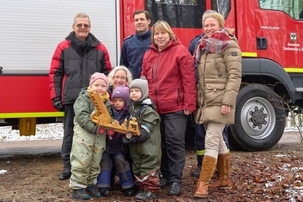 Übergabe des Holzfahrzeuges.