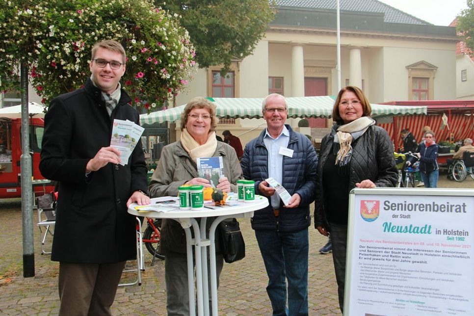 Warben auf dem Marktplatz für Kandidatinnen und Kandidaten zum Seniorenbeirat: 1. Stadtrat Sebastian Schmidt, stellvertretende Vorsitzende des Seniorenbeirates Gabriele Weber, Vorsitzender Jürgen Mosalf und Kandidatin Lida Winter ( v. lks.).