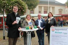 Warben auf dem Marktplatz für Kandidatinnen und Kandidaten zum Seniorenbeirat: 1. Stadtrat Sebastian Schmidt, stellvertretende Vorsitzende des Seniorenbeirates Gabriele Weber, Vorsitzender Jürgen Mosalf und Kandidatin Lida Winter ( v. lks.).