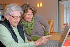 Offen für Neues: Senioren-Assistentinnen nutzen ihre Erfahrungen, um Senioren etwa die neuen Medien näherzubringen. Foto: djd/Büchmann/Seminare/Peter Maszlen - Fotolia.com.