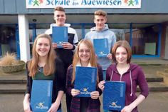 Pauline Haacke, Stina Beckmann, Annika Rose, Nico Westermann und Frederik Buhmann freuen sich über ihre EuroPass, den sie für ihr Engagement auf der Rumänienreise erhalten haben.