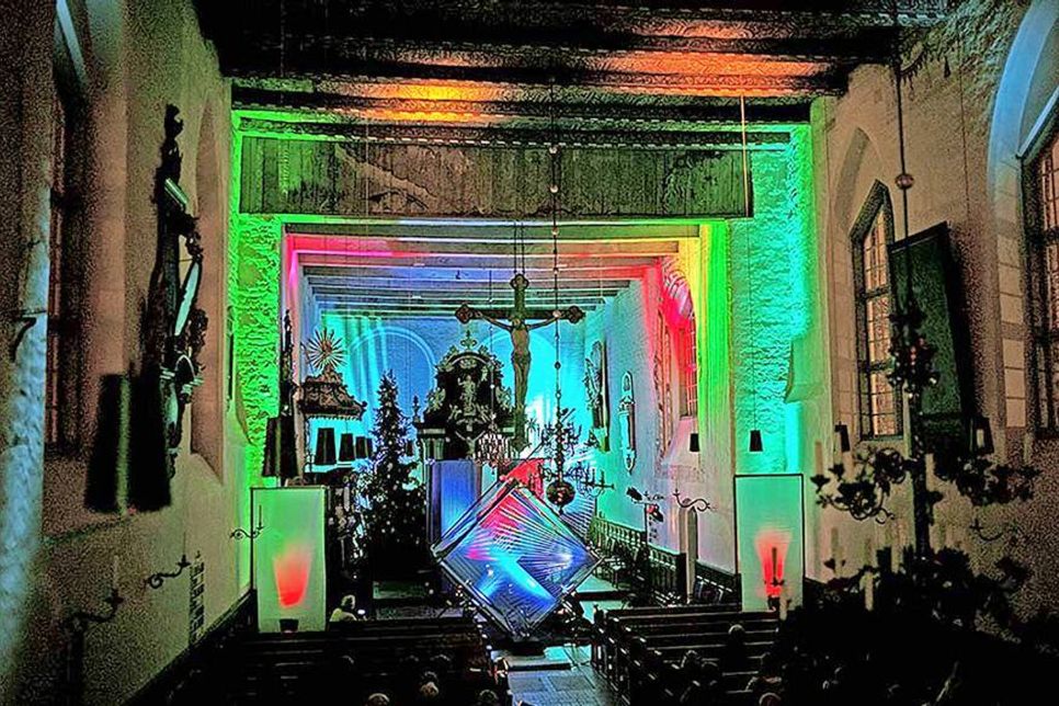 Am kommenden Freitag findet ein außergewöhnliches Farblicht- und Klang-Konzert unter dem Titel „Lichtklänge“ in der St. Lorenz-Kirche zu Travemünde statt. (Foto: Veranstalter)