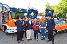 Unter den neuen Fahnen der Freiwilligen Feuerwehr Bad Schwartau-Rensefeld übergaben Bad Schwartaus Bürgermeister Uwe Brinkmann und Bürgervorsteherin Birgit Clemens die Fahrzeugschlüssel an Ortswehrführer Olaf Dreyer (l.) und Gemeindewehrführer Lars Wellmann (r.). (Foto: Setje-Eilers)