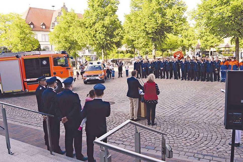 Zur feierlichen Fahrzeugübergabe und Fahnensegnung waren die Blauröcke vor dem Rathaus angetreten. (Foto: Setje-Eilers)