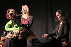 Verruchte Diva oder falsche Schlange? Celina Python mit den musikalischen Ermittlerinnen Heike Michaelis und Regina Fischer (v. lks.)