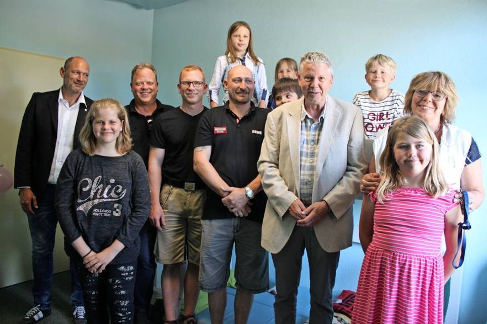 Vertreter der Schule, Sponsoren und Helfer mit den Inselkindern im „neuen“ Ruheraum.