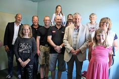 Vertreter der Schule, Sponsoren und Helfer mit den Inselkindern im „neuen“ Ruheraum.