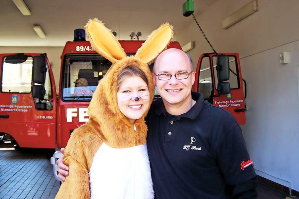 Der Osterhase der Feuerwehr Niendorf und DJ René Kleinschmidt unterhalten die jungen Gäste. Zuvor ist der Niendorfer DJ auch beim Osterfeuer in Niendorf und bei der Ostereiersuche in Timmendorfer Strand dabei.
