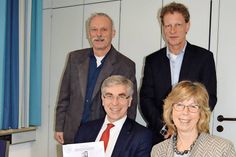 Daumen hoch vor vielen Akten. Es gibt eine endgültige Entscheidung – und dazu erneut eine positive. Stockelsdorfs Verwaltungschefin Brigitte Rahlf-Behrmann, freut sich mit Rechtsanwalt Carsten Hunnekuhl (vorn) und ihren Mitarbeitern Andreas  Ladewig (hinten, r.) sowie Hans-Joachim Maiwald über das finale Urteil.