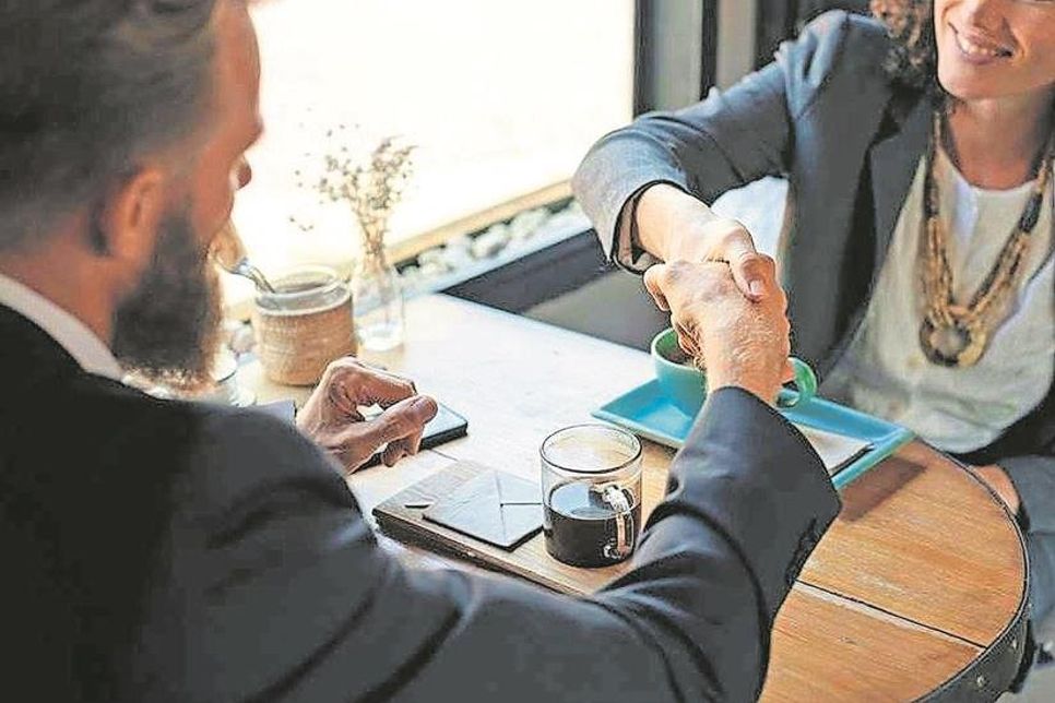 Gute Aussichten auf dem Arbeitsmarkt: Ältere Mitarbeiter über 50 können heute einfacher eine neue Stelle finden als noch vor einigen Jahren. Ein mögliches Sprungbrett stellt etwa die Zeitarbeit dar. Foto: djd/adeccogroup.de/Rawpixel.