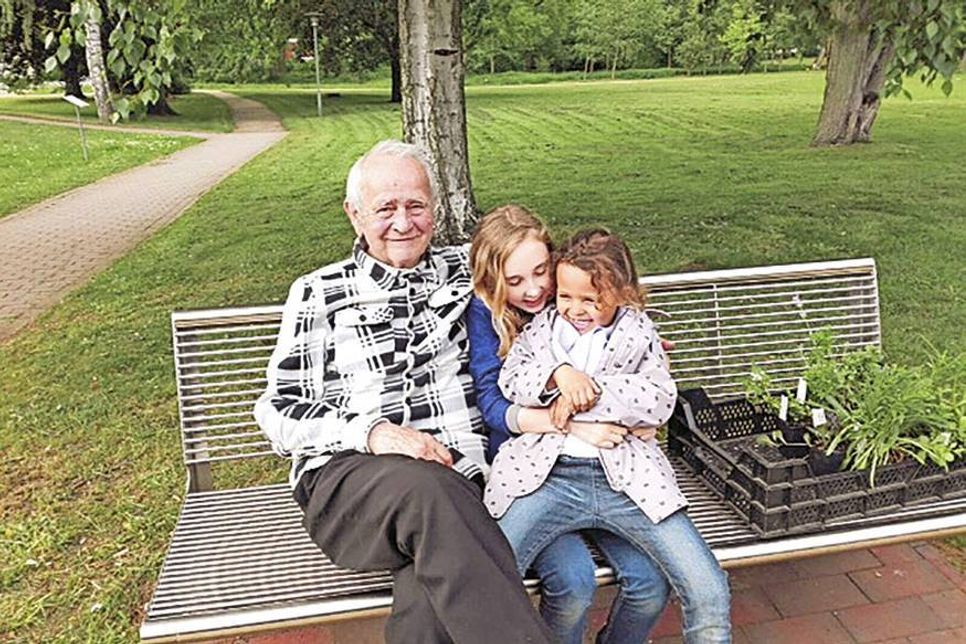 Feiert morgen seinen 80. Geburtstag: Gert Kayser (hier mit seinen Enkelkindern). (Foto: privat/hfr)