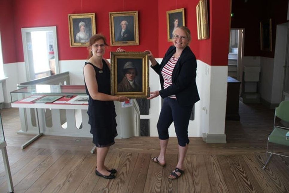 Die Leiterin der Plöner Fielmann-Filiale Susanne Danz übergab das Selbstporträt des Künstlers Friedrich Carl Gröger an Museumsleiterin Julia Meyer (v. l.).