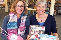 Gleichstellungsbeauftragte Tanja Gorodiski (li.) und Büchereileiterin Gesa Engel freuen sich auf die zweite Stricknacht in Scharbeutz. (Foto: VA)