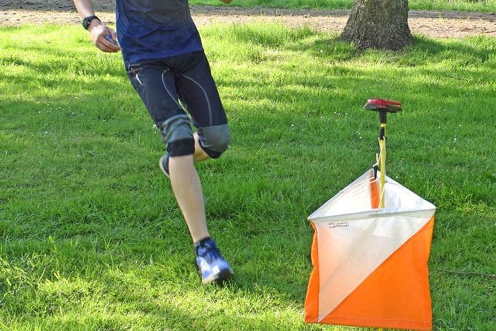 Beim Orientierungslauf müssen die Sportler Kontrollpunkte (Posten) einer bestimmten Reihenfolge nach schnellstmöglich anlaufen