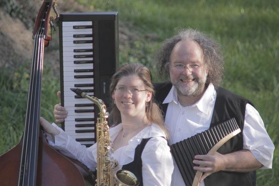 Vanessa Feilen und Andreas Schuss sind das Instrumentalduo „WindWood &amp; Co“ .
