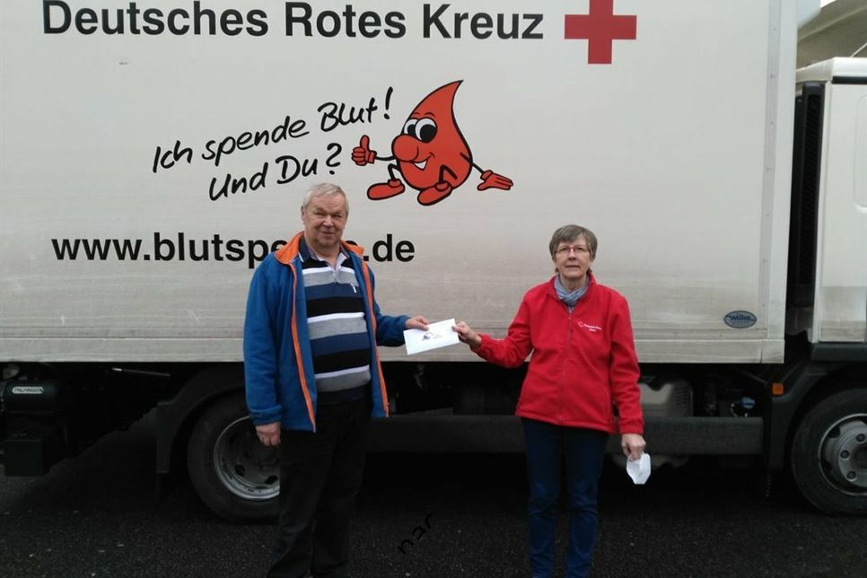 Jubiläums-Spender Uwe Hamann mit der DRK-Vorsitzenden Ingrid Graaf.