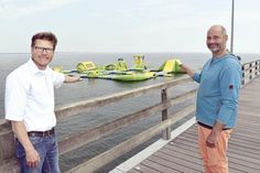 Tourismuschef Joachim Nitz und Betreiber Ole Breitkopf (rechts) freuen sich auf die neue Saison mit dem Wibit Watersportspark in Timmendorfer Strand. (Foto: René Kleinschmidt)