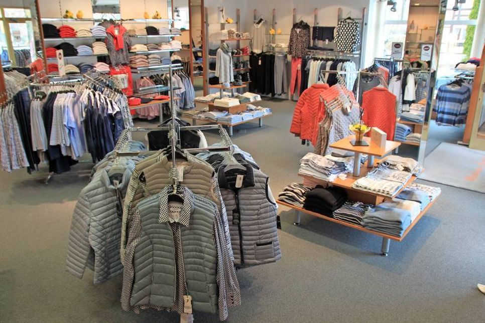 Grömitz. Das Modehaus Andres heißt seine Kunden in den frisch renovierten Geschäftsräumen, Am Markt 5, herzlich willkommen. Nach dreiwöchiger Umbauphase erstrahlt der Laden mit einem neuen Bodenbelag und frischer Farbe hell und freundlich. „Wir möchten uns für die gute Zusammenarbeit mit der Malerwerkstatt Reetz sowie für die entgegengebrachte Geduld unserer Kunden bedanken und freuen uns nun auf einer modern eingerichteten Verkaufs- und Ausstellungsfläche die ersten Frühjahrsboten präsentieren zu können“, betonte die Inhaberin Heike Andres. Neben farbenfrohen und frühlingsfrischen Modetrends erwartet die Kunden ein breit gefächertes Angebot in hochwertiger und bezahlbarer Qualität. Die große Auswahl führender Modehersteller garantiert für jeden Geschmack eine umfangreiche Vielfalt. Neu im Sortiment ist die dänische Modefirma Fransa für junge und jung gebliebene Frauen jeden Alters. Das Modehaus Andres-Team berät seine Kunden stilsicher und nimmt sich Zeit für sie - ein Grund
