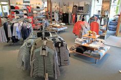 Grömitz. Das Modehaus Andres heißt seine Kunden in den frisch renovierten Geschäftsräumen, Am Markt 5, herzlich willkommen. Nach dreiwöchiger Umbauphase erstrahlt der Laden mit einem neuen Bodenbelag und frischer Farbe hell und freundlich. „Wir möchten uns für die gute Zusammenarbeit mit der Malerwerkstatt Reetz sowie für die entgegengebrachte Geduld unserer Kunden bedanken und freuen uns nun auf einer modern eingerichteten Verkaufs- und Ausstellungsfläche die ersten Frühjahrsboten präsentieren zu können“, betonte die Inhaberin Heike Andres. Neben farbenfrohen und frühlingsfrischen Modetrends erwartet die Kunden ein breit gefächertes Angebot in hochwertiger und bezahlbarer Qualität. Die große Auswahl führender Modehersteller garantiert für jeden Geschmack eine umfangreiche Vielfalt. Neu im Sortiment ist die dänische Modefirma Fransa für junge und jung gebliebene Frauen jeden Alters. Das Modehaus Andres-Team berät seine Kunden stilsicher und nimmt sich Zeit für sie - ein Grund