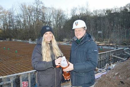 Bad Schwartaus Bürgermeister Dr. Uwe Brinkmann und Projektleiterin Cynthia Richert beim Bestücken der Zeitkapsel.