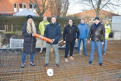 Legten gemeinsam in kleiner Runde den Grundstein für den Kita-Anbau (v.l.): Cynthia Richert (Bauamt), Architekt Ingo Krümel, Bad Schwartaus Verwaltungschef Dr. Uwe Brinkmann, Amtsleiter Timo Michaelsen, Jörn Boye und Jens Weißer von der bauausführenden Firma „Bartram“ sowie Kita-Leiter Holger Timm.