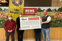 Benjamin Haase (re.) übergibt den Spendenscheck an den TSV Neustadt.