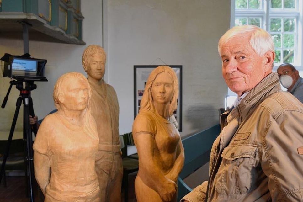Jürgen Haß aus der Gemeinde mit drei der Holzfiguren.