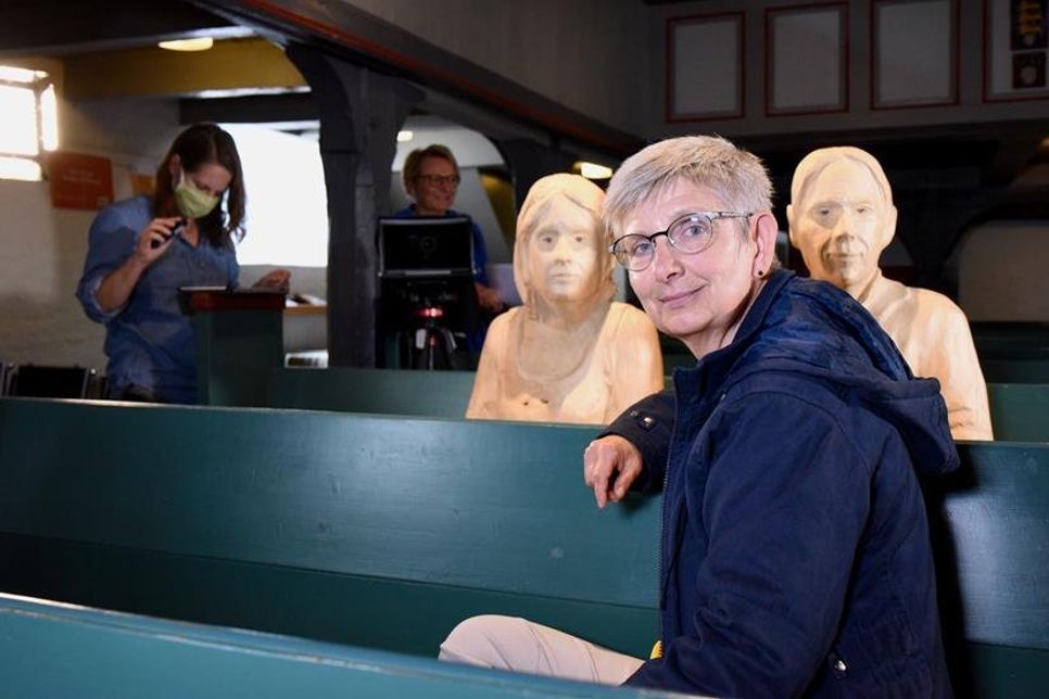Sylke Vogt aus der Gemeinde mit zwei der Holzfiguren.