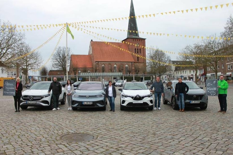 V. lks.: Heike Körkemeyer (Möller Reisen), Alexander Kemper (Autohaus Süverkrüp + Ahrendt und Autohaus Lange), Luisa Reinhold und Danjela Höhler (Senger Holstein), Dennis Herzog (Auohaus Herzog), Markus Hagen (Auto Hagen) und Dirk Heckmann (Gewerbeverein Neustadt) freuen sich auf viele Besucherinnen und Besucher.
