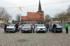 V. lks.: Heike Körkemeyer (Möller Reisen), Alexander Kemper (Autohaus Süverkrüp + Ahrendt und Autohaus Lange), Luisa Reinhold und Danjela Höhler (Senger Holstein), Dennis Herzog (Auohaus Herzog), Markus Hagen (Auto Hagen) und Dirk Heckmann (Gewerbeverein Neustadt) freuen sich auf viele Besucherinnen und Besucher.